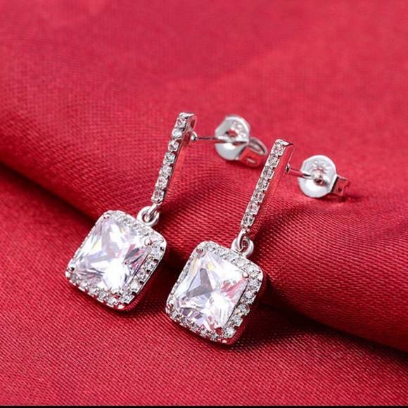 - SALE 🔥 EARING IN SILVER & ZIRCON